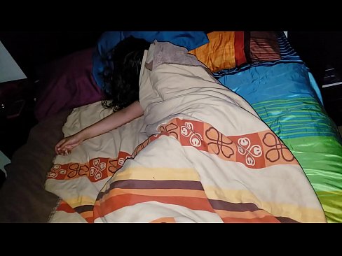 ❤️ Stepson jgħajjar lill-mara żagħżugħa tiegħu waqt li torqod. ☑ Fucking lilna ❤